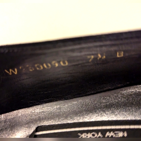 Stuart Weitzman, classic luxury, beautiful black pumps. 7 M - Picture 7 of 8